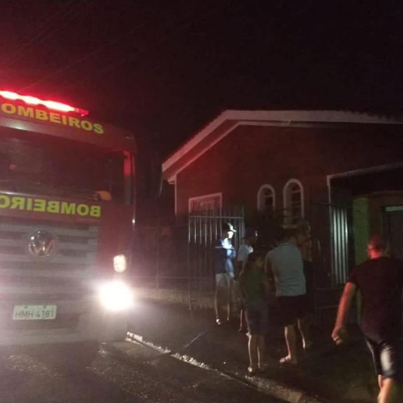 Em Guaxupé, incêndio deixa veículo e parte de residência em chamas 