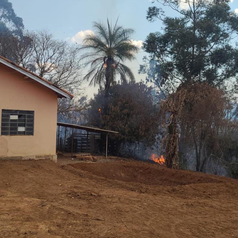 Incêndios em vegetação destroem 70 hectares e ameaçam residências