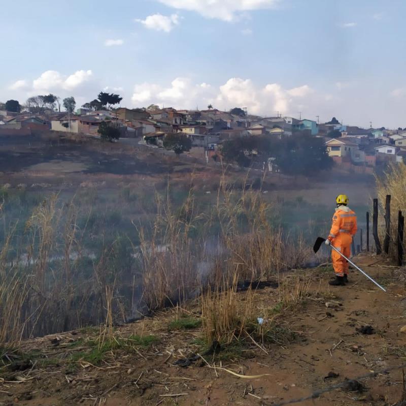 Incêndios em vegetação destroem 70 hectares e ameaçam residências