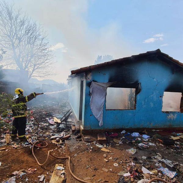 Incêndio em Guaxupé: chamas consumiram parte de residência no bairro Santa Cruz