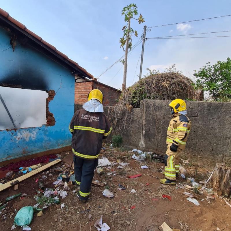 Incêndio em Guaxupé: chamas consumiram parte de residência no bairro Santa Cruz