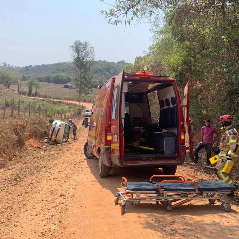 Capotamento de veículo em São Pedro da União deixa três pessoas feridas