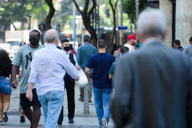 Taxa de transmissão de Covid volta a subir no Brasil