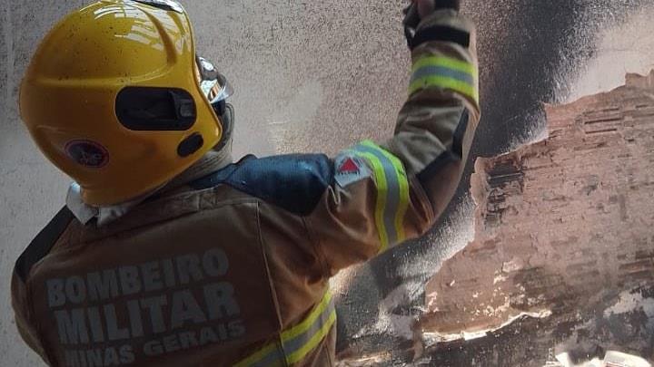 Em Guaranésia, Bombeiros combatem incêndio em residência no Jardim Renovação I