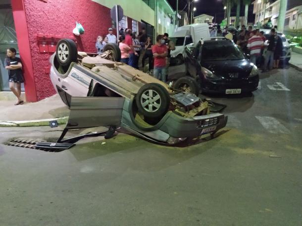 Homem embriagado capota carro no centro de Nova Resende