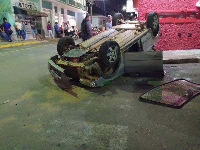 Homem embriagado capota carro no centro de Nova Resende