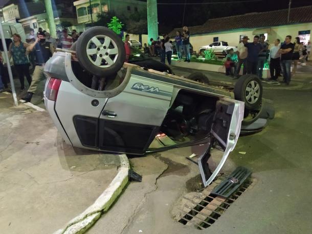 Homem embriagado capota carro no centro de Nova Resende