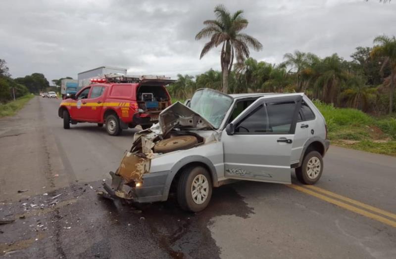 Colisão frontal entre veículos na BR-491 deixa uma pessoa ferida