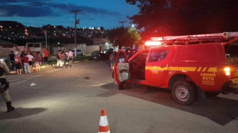 Colisão entre motocicleta e automóvel deixa duas pessoas feridas em Guaxupé