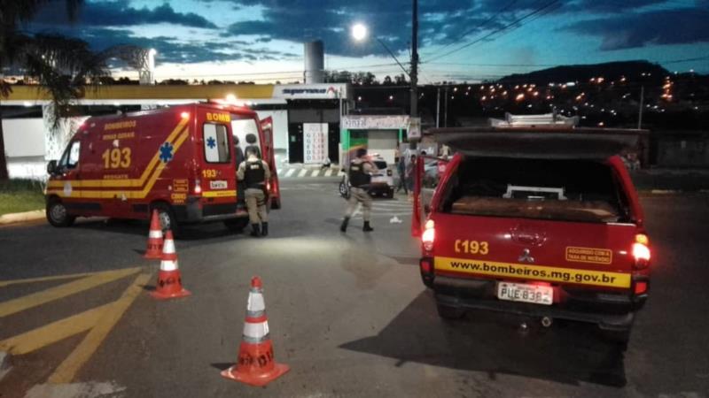 Colisão entre motocicleta e automóvel deixa duas pessoas feridas em Guaxupé