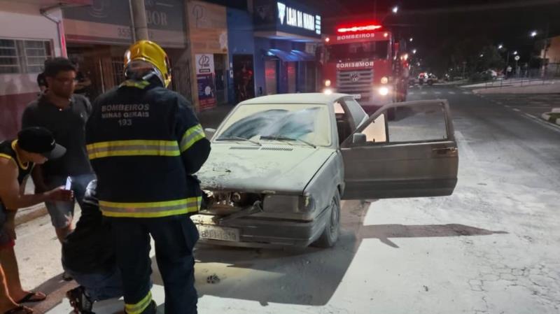 Veículo se incendeia na Avenida Dona Floriana, em Guaxupé