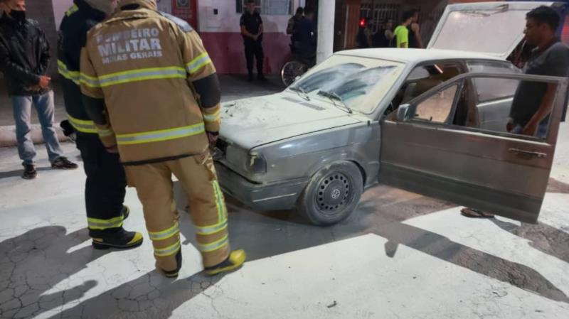 Veículo se incendeia na Avenida Dona Floriana, em Guaxupé