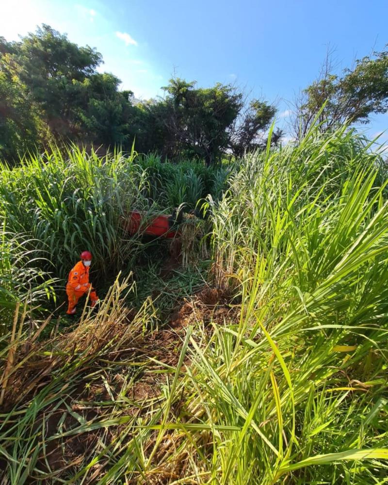 Capotamento na MG-450 deixa duas pessoas feridas