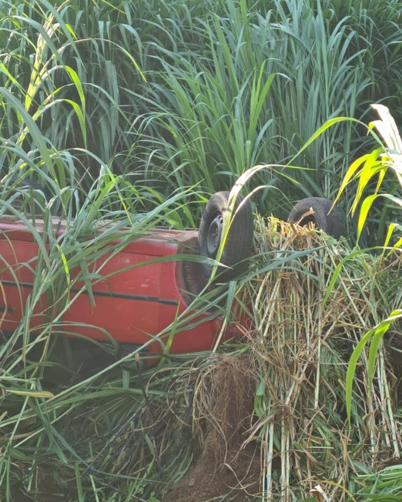 Capotamento na MG-450 deixa duas pessoas feridas