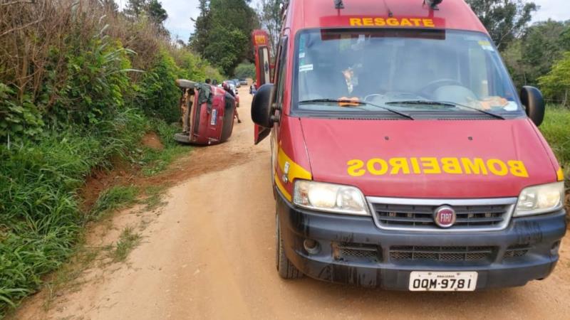 Tombamento de veículo em estrada vicinal deixa uma pessoa ferida