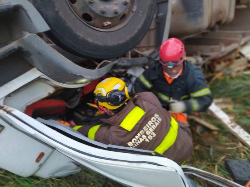 Caminhão carregado com tomates perde o freio na BR-146 e condutor fica preso às ferragens