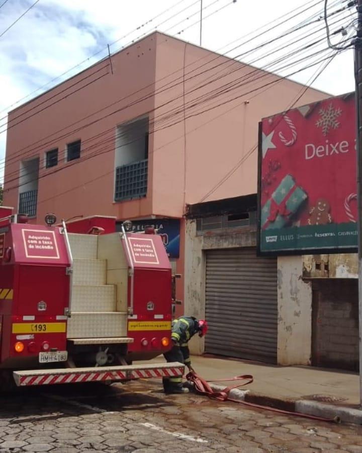 Princípio de incêndio em residência na área central de Guaxupé mobiliza o Corpo de Bombeiros