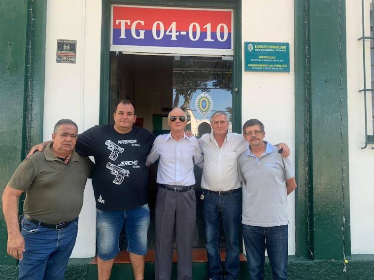 Capitão Rabelo é homenageado por ex-atiradores do Tiro de Guerra em Guaxupé