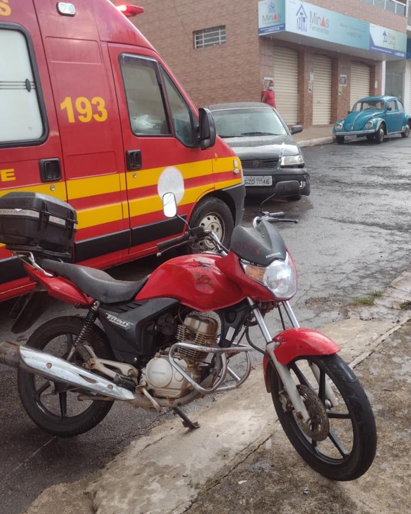 Acidente com motocicleta deixa uma pessoa ferida no Parque dos Municípios, em Guaxupé