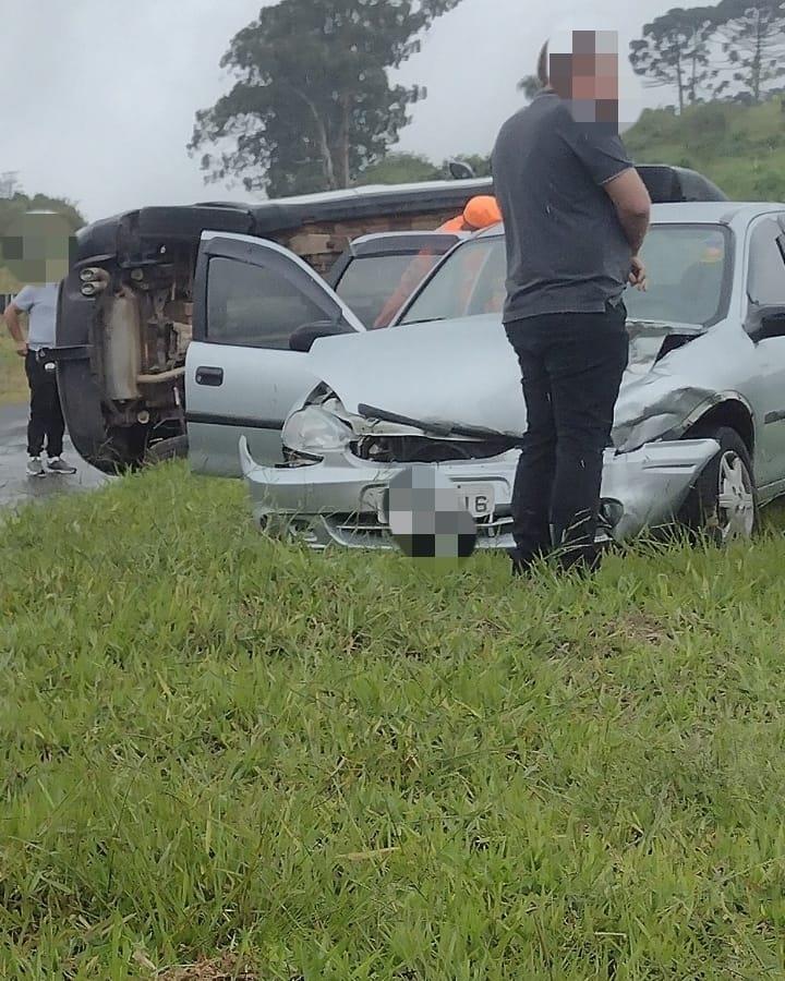 Colisão entre veículos deixa passageira ferida no trevo de Juruaia 