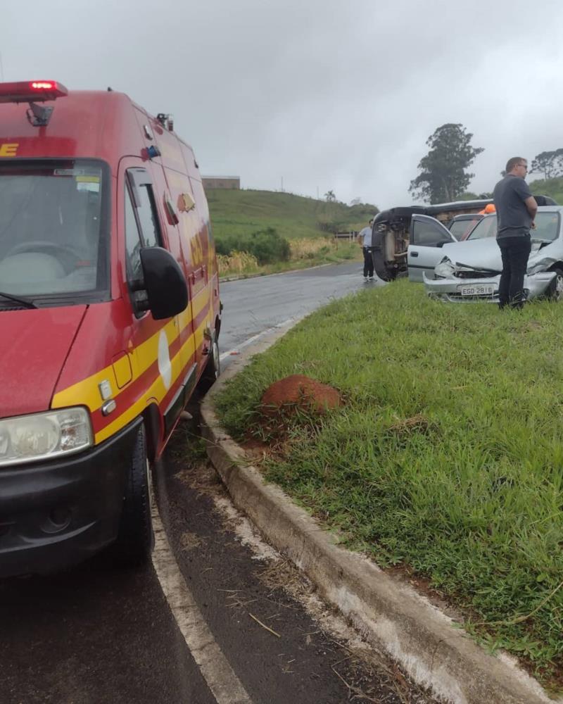 Colisão entre veículos deixa passageira ferida no trevo de Juruaia 