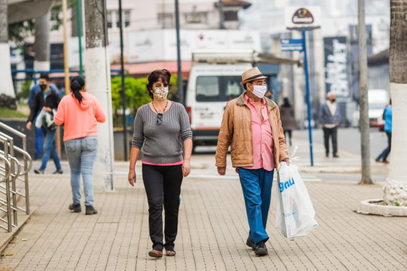 Minas registra mais de 18 mil casos de covid em 24 horas e bate recorde