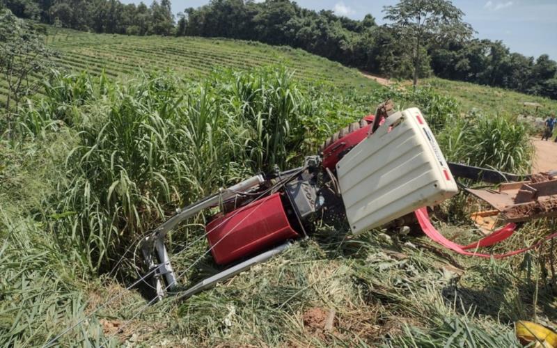 Máquina agrícola tomba em cima de homem na BR-265, entre Jacuí e Fortaleza de Minas