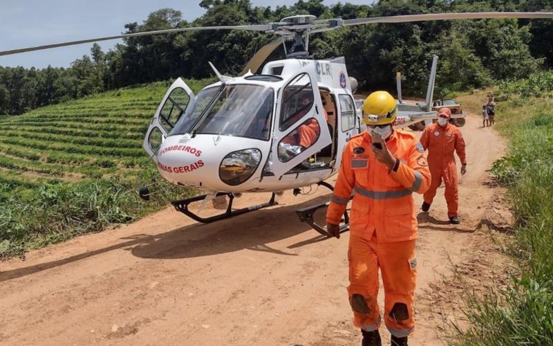 Máquina agrícola tomba em cima de homem na BR-265, entre Jacuí e Fortaleza de Minas