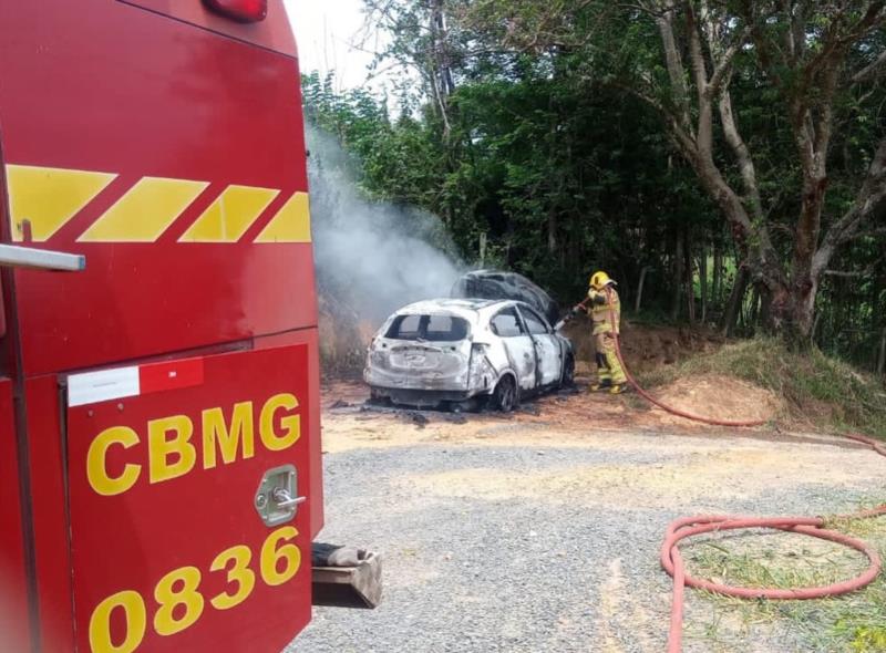 Veículo abandonado é incendiado em área rural de Guaxupé