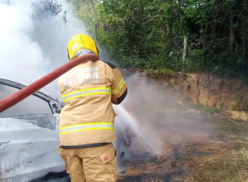 Veículo abandonado é incendiado em área rural de Guaxupé