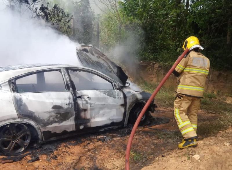 Veículo abandonado é incendiado em área rural de Guaxupé