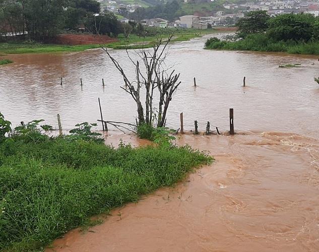 Devido à chuva incessante, Defesa Civil de Juruaia monitora nível de córrego Barra Mansa