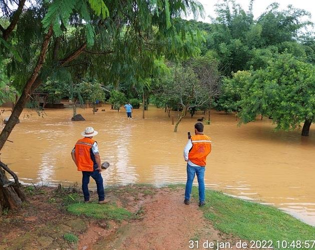 Devido à chuva incessante, Defesa Civil de Juruaia monitora nível de córrego Barra Mansa