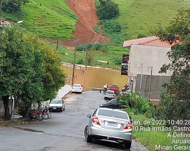 Devido à chuva incessante, Defesa Civil de Juruaia monitora nível de córrego Barra Mansa