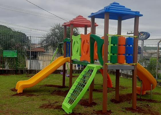 Pré-Escolas municipais de Guaxupé recebem playgrounds