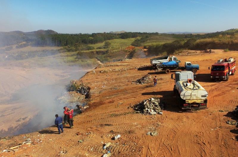 Após 35 dias, criminosos novamente incendeiam descarte de jardinagem no aterro de resíduos da construção civil e volumosos em Guaxupé