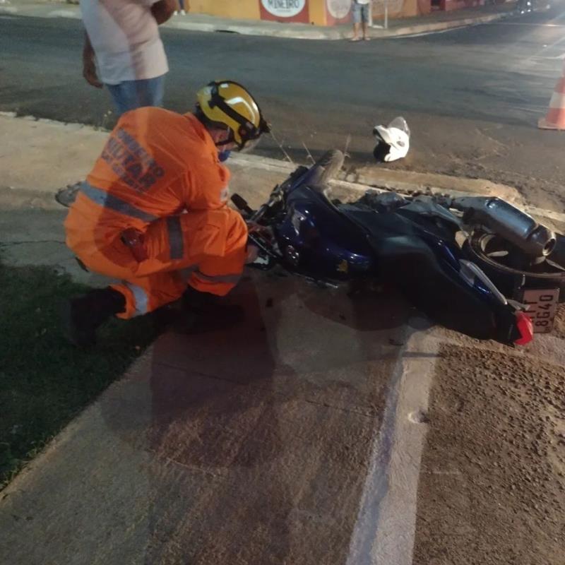 Condutor de 24 anos colide motocicleta com automóvel no Taboão, em Guaxupé