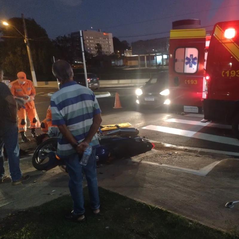 Condutor de 24 anos colide motocicleta com automóvel no Taboão, em Guaxupé