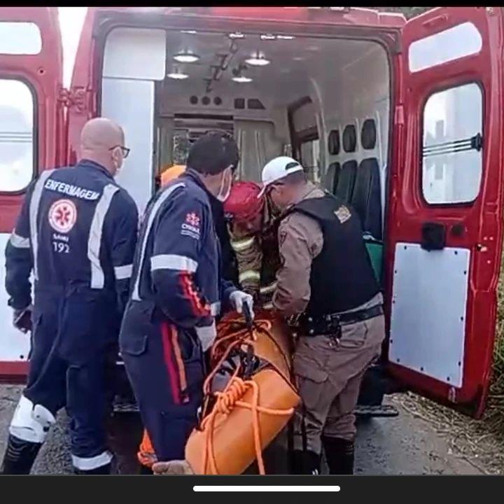 Condutor de 23 anos perde o controle da carreta e cai na ponte do rio Guaxupé