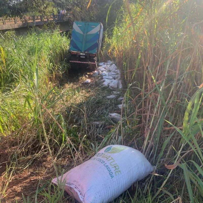 Condutor de 23 anos perde o controle da carreta e cai na ponte do rio Guaxupé