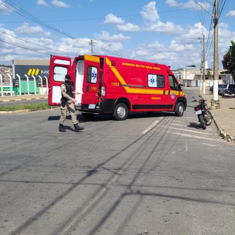 Colisão entre automóvel e motocicleta deixa casal ferido em Guaxupé