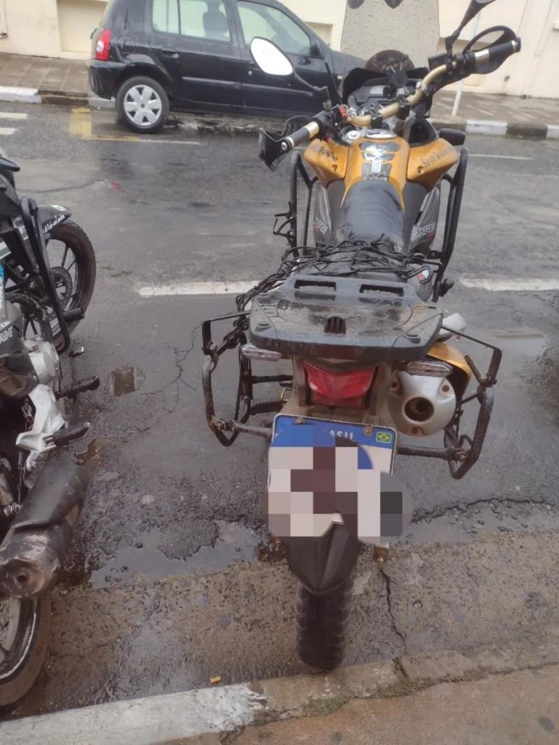 Condutor fica ferido ao perder o controle da motocicleta, derrapar e cair na pista de rolamento no centro de Guaxupé