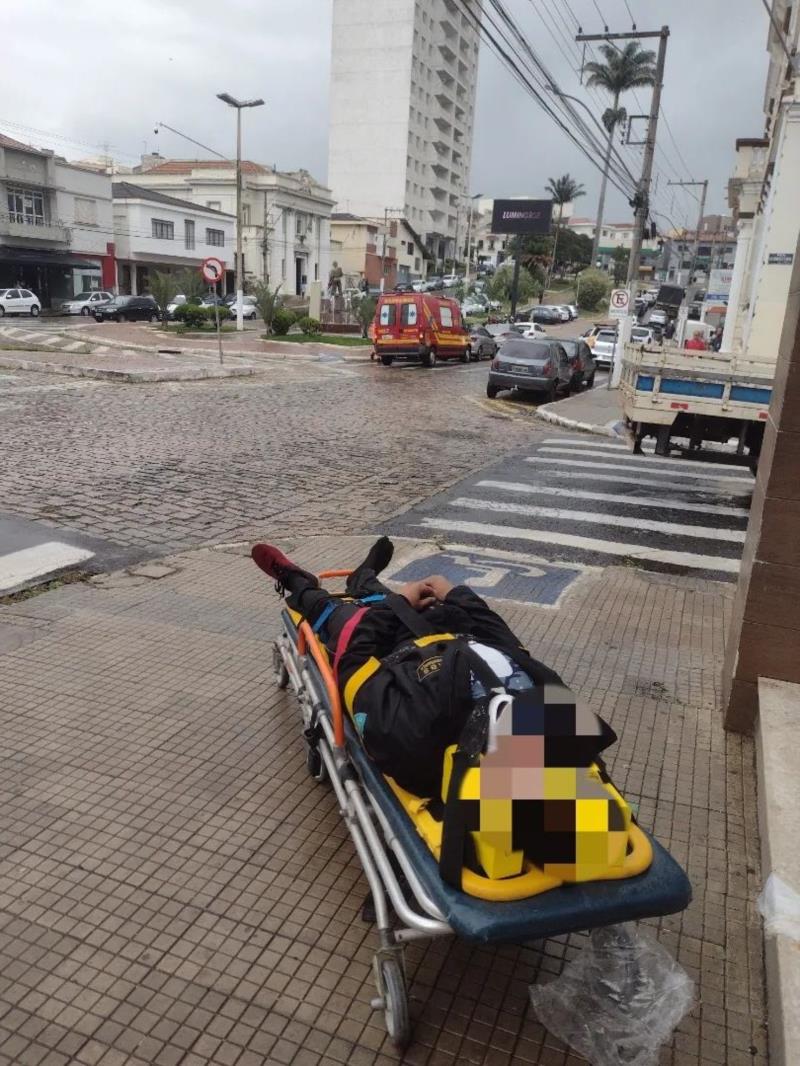 Condutor fica ferido ao perder o controle da motocicleta, derrapar e cair na pista de rolamento no centro de Guaxupé