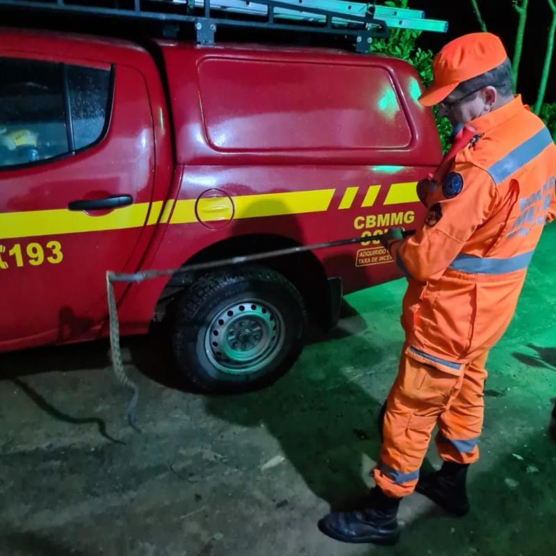 Bombeiros capturaram cascavel em Juruaia e resgataram bezerro em Guaxupé 