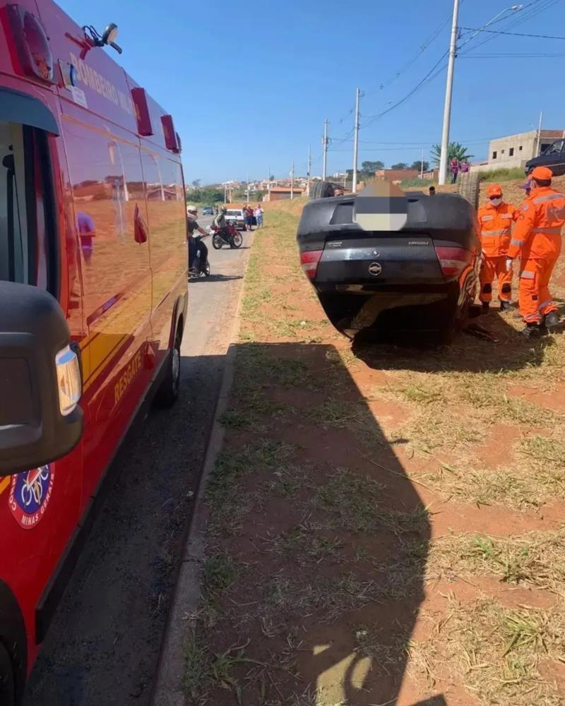 Colisão entre veículos provoca capotamento em barranco no Jardim Aeroporto, em Guaxupé