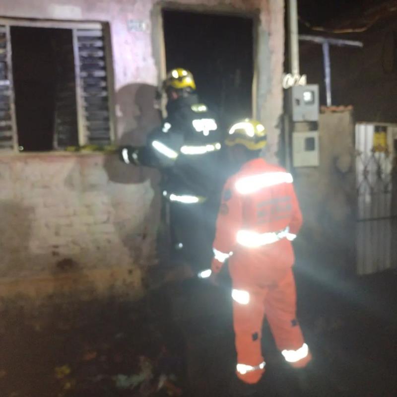 Incêndio destrói residência em Monte Belo neste domingo