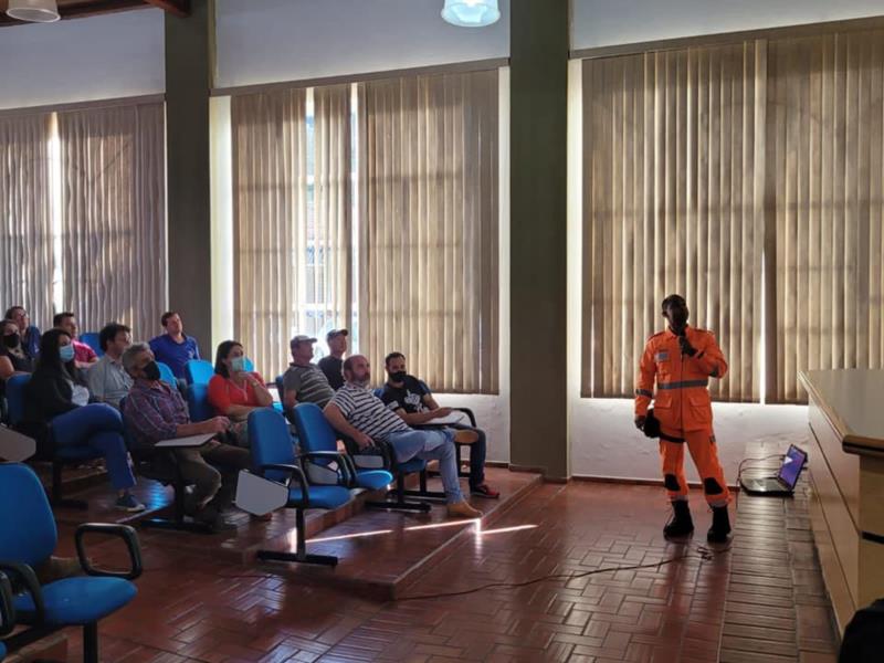 Encontro promovido pelos Bombeiros e Prefeitura orientou produtores sobre a prevenção e combate a incêndios na zona rural