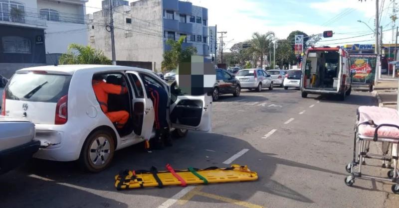 Guaxupeana fica ferida em acidente de trânsito na Grande Avenida