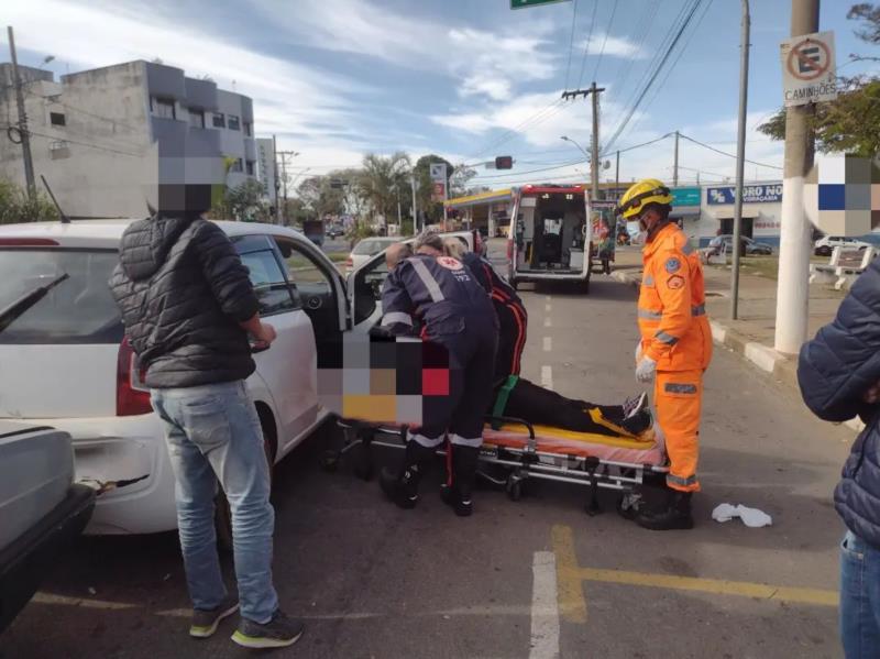 Guaxupeana fica ferida em acidente de trânsito na Grande Avenida