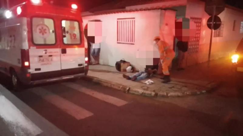 Colisão entre veículos deixa condutor de motocicleta ferido em Guaxupé 